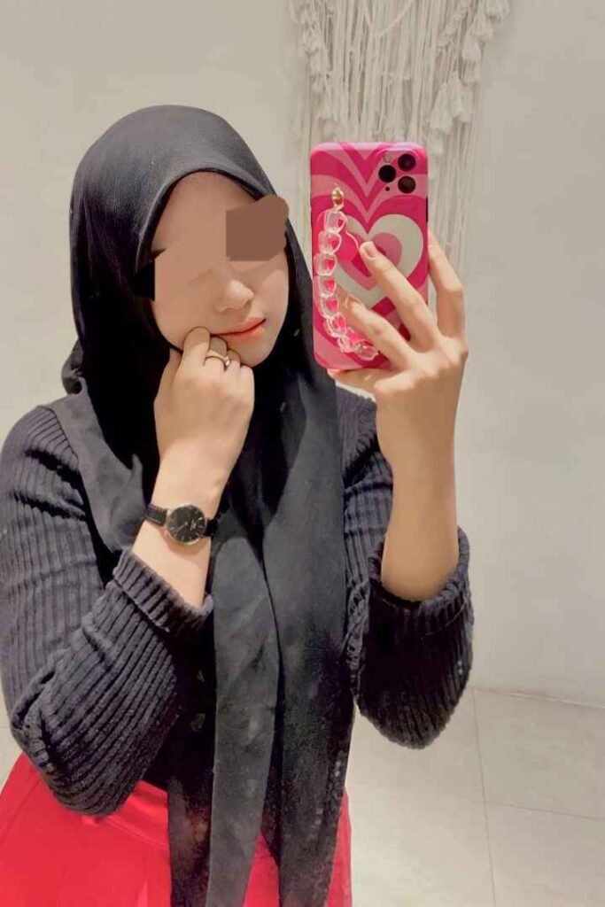 Malay Escort in KL with pink phone case. Malaysia Escort offering Incall &amp; Outcall Girl Services.